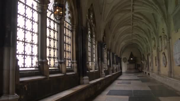 Binnenste gangen van Westminster Abbey, Londen, Ua — Stockvideo