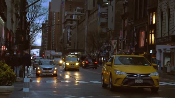 Ulica Nowego Jorku z żółtymi taksówkami przejeżdżającymi obok — Wideo stockowe