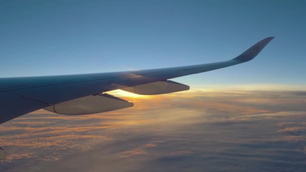 Napnyugtakor ég képernyőn a repülőgépen ablak — Stock videók