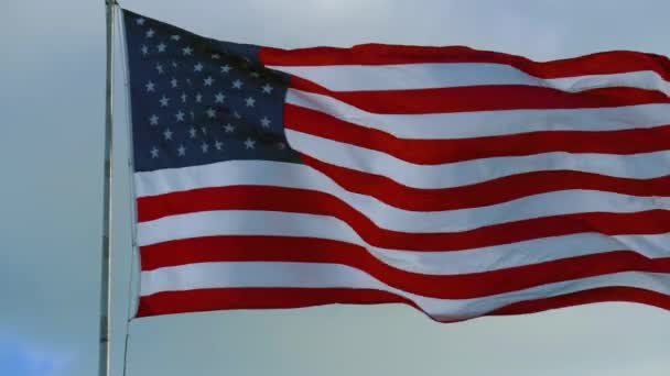 Bandera Americana y Cielo con Nubes Nubladas, 4K video — Vídeos de Stock