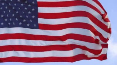 Rüzgar görüntülerinde dalgalanan Amerikan bayrağı, 4K