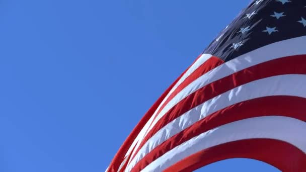 Copy space on a blue sky background. USA flag — Stock Video