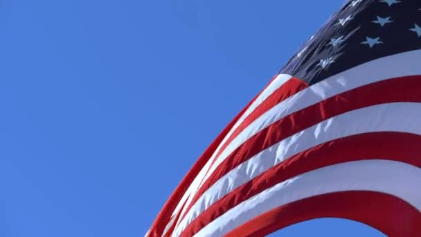 Kopier plads på en blå himmel baggrund. USA-flag – Stock-video