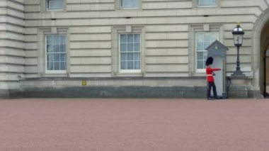 İngiliz Muhafızlar görev başında. Yavaş çekim, video görüntüleri.