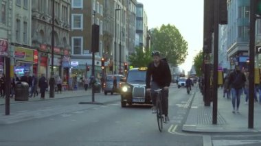 Otobüsler ve taksilerle Londra 'nın merkezi yoğun..