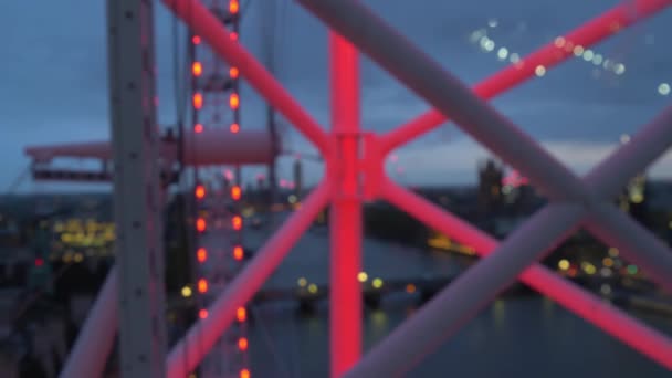 Iluminación nocturna London Eye en rojo, de cerca — Vídeo de stock