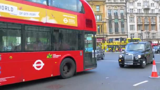 Занимательная улица в Лондоне с движущимися красными автобусами, такси — стоковое видео