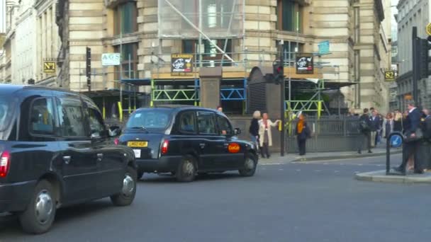 Zwarte taxi 's volgen op een straat in Londen. — Stockvideo