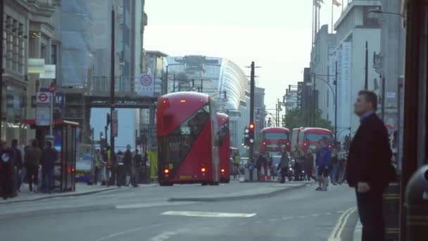 Dwupiętrowy czerwony autobus odjazdu w przystanku autobusowym, Londyn — Wideo stockowe