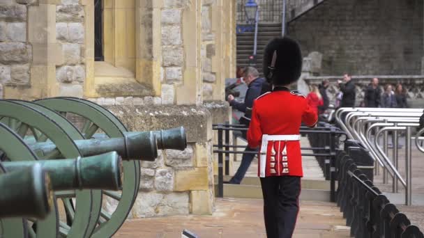 Guardias marchando en la Torre de Londres . — Vídeos de Stock