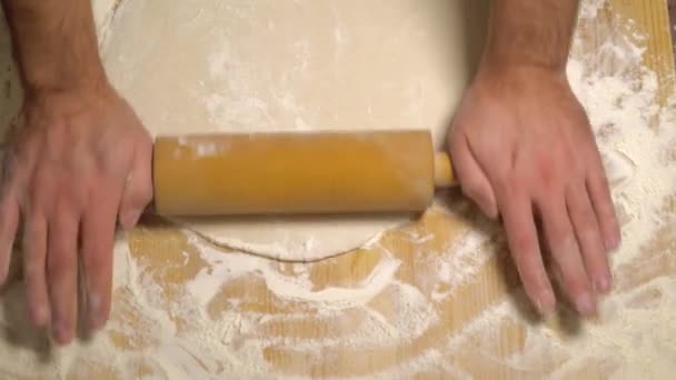 Mani maschili rotolamento pasta su tavolo di legno — Video Stock