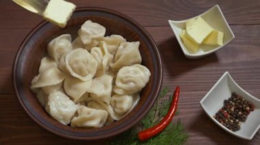 Tabakta taze hamur köftelerini yakın.