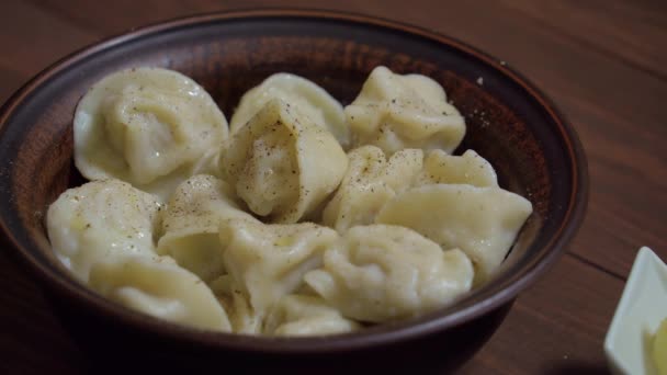 Closeup of hot dumplings on a plate, just cooked. — Stock Video