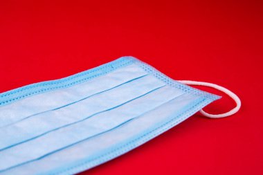 Antivirüs maskesi. İlaç maskesi. Plastik kulaklıklı cerrahi maske. Ağız ve burnu örtmek için tipik 3 katlı cerrahi maske. Tıp ve sağlık konsepti. Grip ve soğuk algınlığını önlemek için. Model