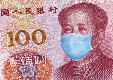 Çin 'de COVID-19 Coronavirüs. Tıbbi maskeli Mao Zedong ile 100 Yuan banknot. Küresel mali ve ekonomik kriz Çin 'i etkiledi. Çin parası, koronavirüs konsepti. Gerçekçi kurgu.