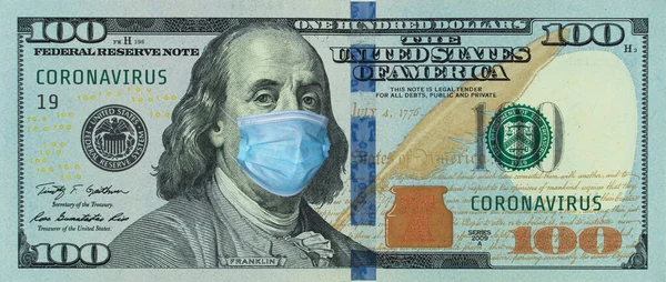 100 dolarlık banknotta tıbbi maske, küresel ekonomik kriz kavramı. Amerikan parasında tıbbi maske ya da cerrahi maske. ABD 'de COVID-19 Coronavirüs. Doktor maskesi COVID-19 'a karşı koruyor..