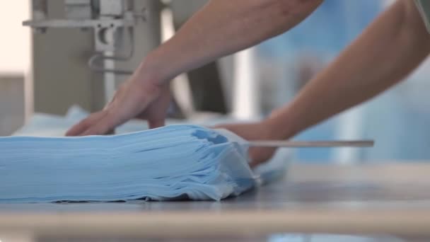 Řezání a šití lékařského jednorázového oblečení — Stock video