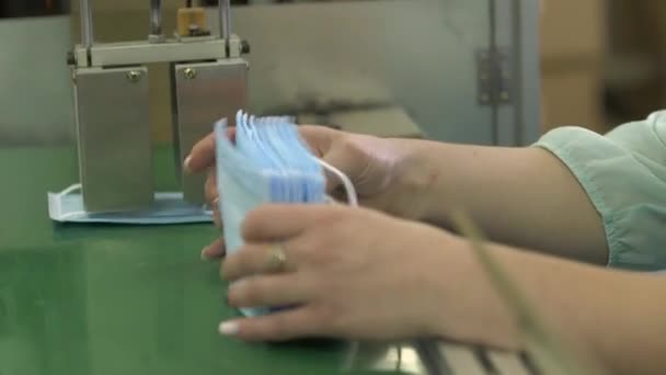 Tek kullanımlık tıbbi maske üretimi — Stok video