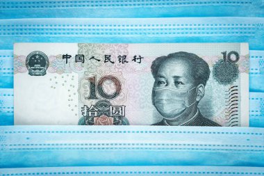 Çin 'de COVID-19 Coronavirüs. Tıbbi maskeli Mao Zedong ile 10 Yuan banknot. Küresel mali ve ekonomik kriz Çin 'i etkiledi. İlaç için maddi yardım. Ekonomiyi kurtarmak