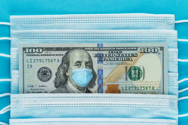 Maschera Medica Una Banconota 100 Dollari Concetto Crisi Finanziaria Globale — Foto Stock