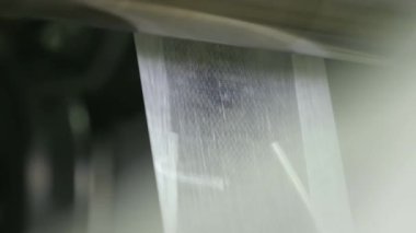 Virüse karşı korunmak için tek kullanımlık tıbbi giysi üretimi. Tıbbi giysi üretimi için bir makineye sarılmış gazlı bez. Steril Tıbbi Malzemeler. Coronovirus Kontrol, COVID-19