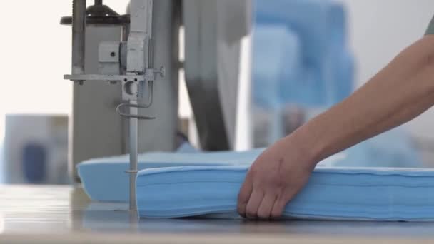 Schneiden Und Nähen Medizinischer Einwegkleidung Blauer Farbe Herstellung Von Kleidung — Stockvideo