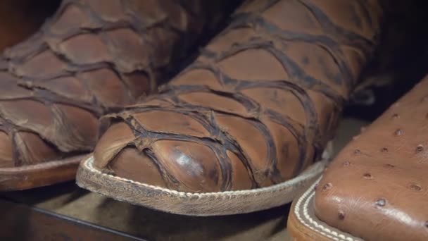 Στιγμιότυπο Παπουτσιών Στη Σειρά Παραδοσιακές Αμερικάνικες Καουμπόικες Μπότες Αμερικάνικου Στυλ — Αρχείο Βίντεο
