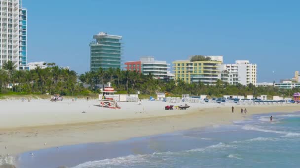 Leeg strand zonder toeristen in Miami. Epidemisch. — Stockvideo