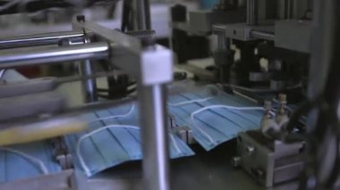 Atölyedeki taşıma bandındaki tıbbi maske