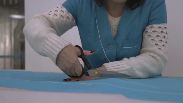 Corte y costura de ropa médica desechable — Vídeo de stock