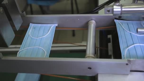 Máscara médica en la cinta transportadora en el taller — Vídeo de stock