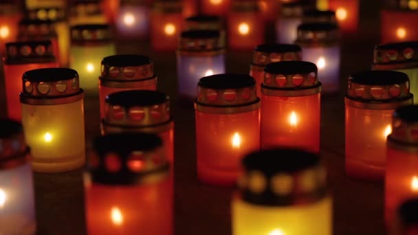 Κάψιμο Κεριών Ποτήρια Πολύ Νύχτα Πέτρινες Πλάκες Κοντά Μνήμη Των — Αρχείο Βίντεο