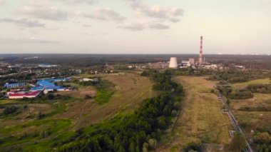 Şehir termik santrali akşamdan önce büyük yerleşim alanlarına yakın, hava manzaralı. Şehrin yakınındaki termik santral, ana ısıtma sistemi boyunca bulunan konut binalarına ısı sağlıyor..