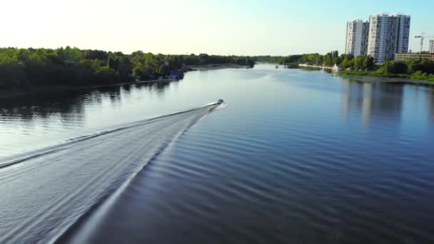 Loď Plující Široké Řece Zadní Pohled Shora Malý Bílý Motorový — Stock video