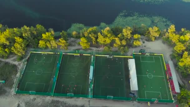 Gün Batımında Futbol Stadyumunun Üzerinde Havadan Uçuş Amatör Erkek Futbolcular — Stok video