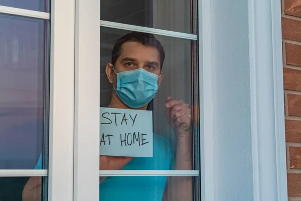 Junger Mann Mit Medizinischer Maske Steht Hause Vor Dem Fenster — Stockfoto