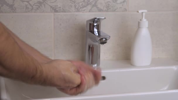 Händerna är löddrade med tvål och tvättat vatten. — Stockvideo