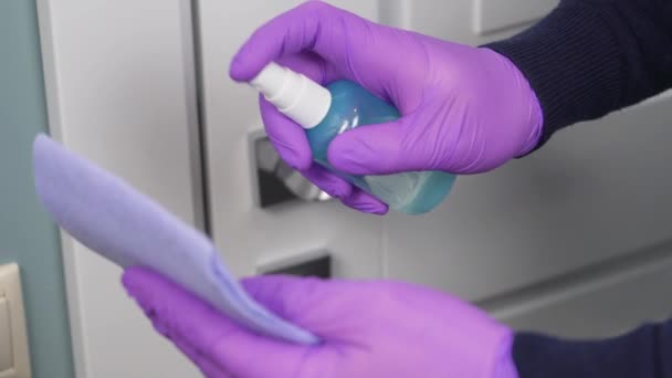 Lavare la maniglia con un disinfettante. COVID-19 — Video Stock