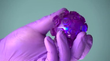 Coronavirus 2019-nCov 'u analiz eden tıbbi laboratuvar çalışanı.