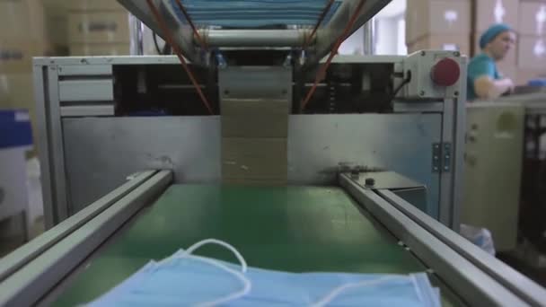 Masque médical sur bande transporteuse en atelier — Video