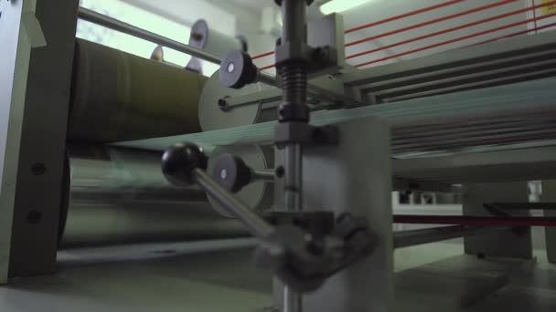 Рулон ткани в производственной машине, крупным планом — стоковое видео