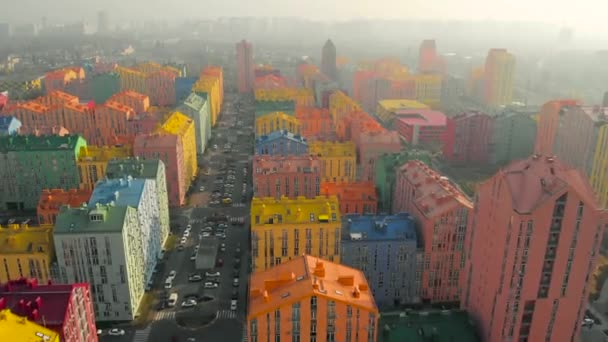 Mist over een woonwijk met gekleurde gebouwen — Stockvideo