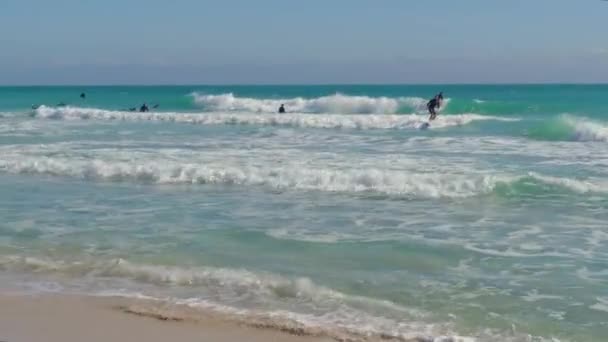 Små vågor är bra för att träna surfare — Stockvideo