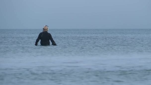 Hombre buscando un tesoro en el mar — Vídeos de Stock