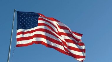 Rüzgarda dalgalanan bayrak direğinde Amerikan bayrağı