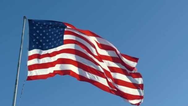 Rüzgarda dalgalanan bayrak direğinde Amerikan bayrağı — Stok video