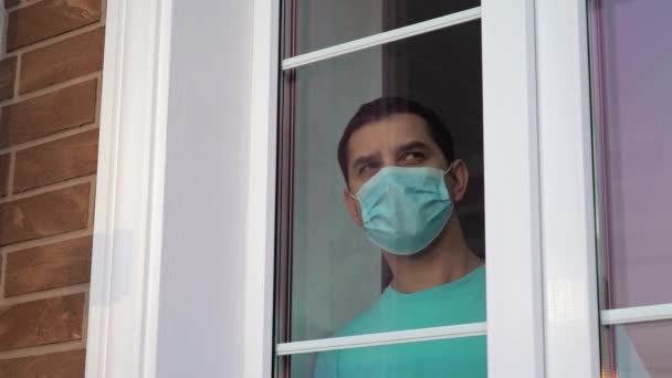 Αυτοαπομόνωση ενός άνδρα στο σπίτι κατά τη διάρκεια του ιού της στέψης. — Αρχείο Βίντεο