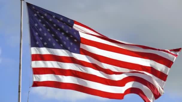 Amerikaanse vlag en lucht met wolken. Sluiten, 4K. — Stockvideo