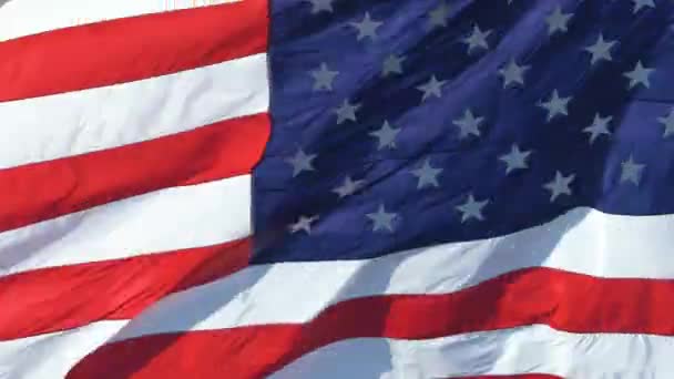 Ondeando bandera americana fondo en fuerte viento — Vídeos de Stock