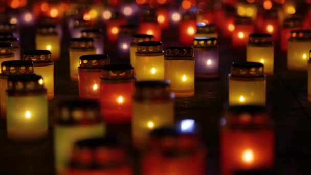 Зажигание свечей - символ утраты и траура — стоковое видео